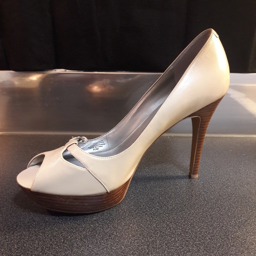 Guess NWOB ivory peep toe platform heels size 9.5